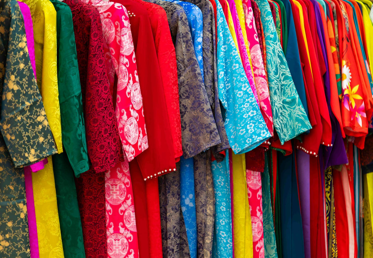 Nouveaux déguisements colorés en boutique