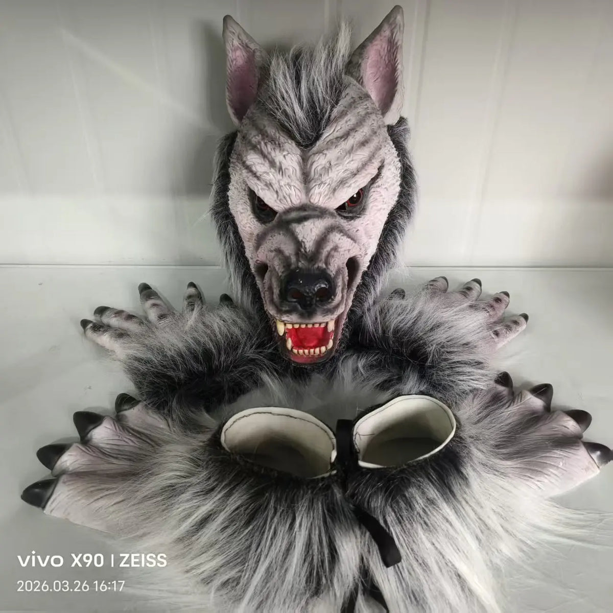 Déguisement Loup-Garou Peluche – Tête, Griffes et Pieds – vue 7